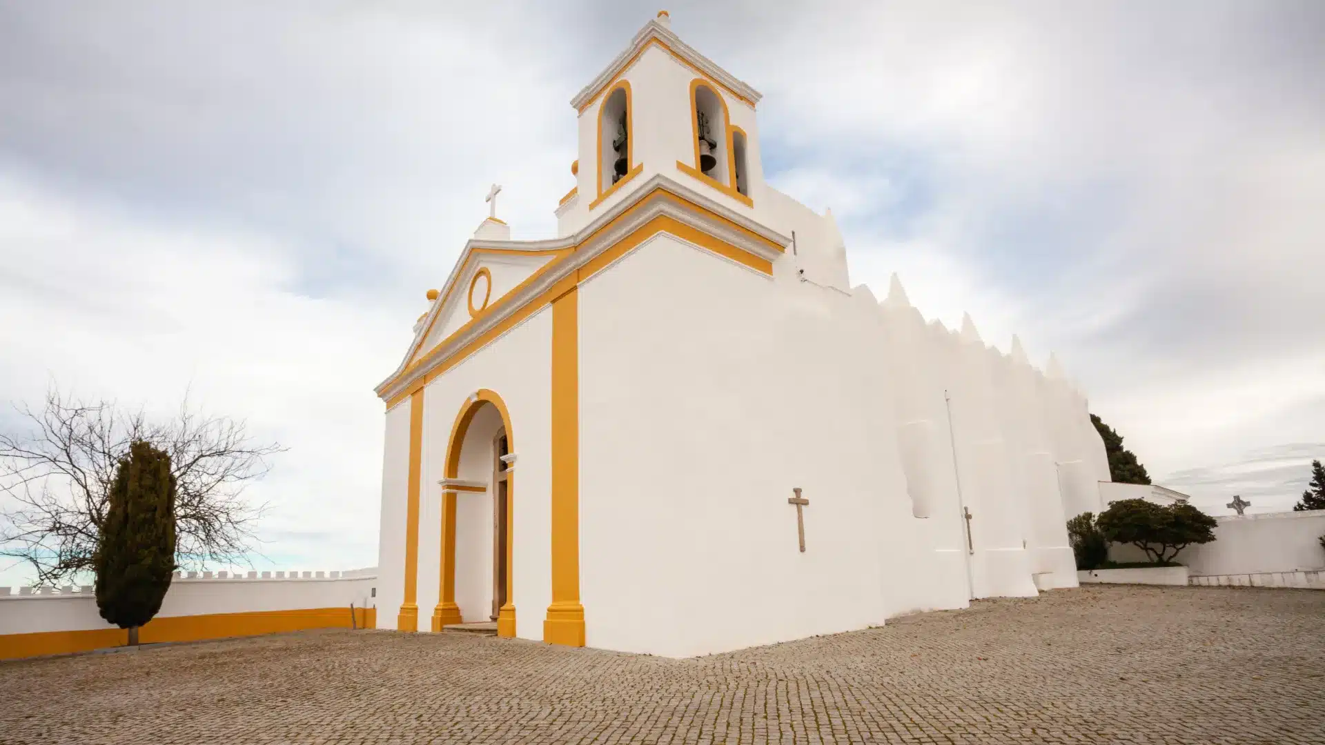 Dimanche a été ensoleillé (d'hiver ?). Dans ce village, la température a dépassé les 26ºC.