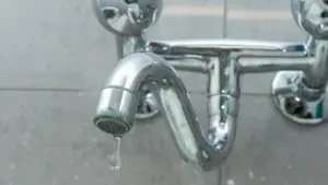 Eau du réseau public de Batalha en conditions pour la consommation humaine.