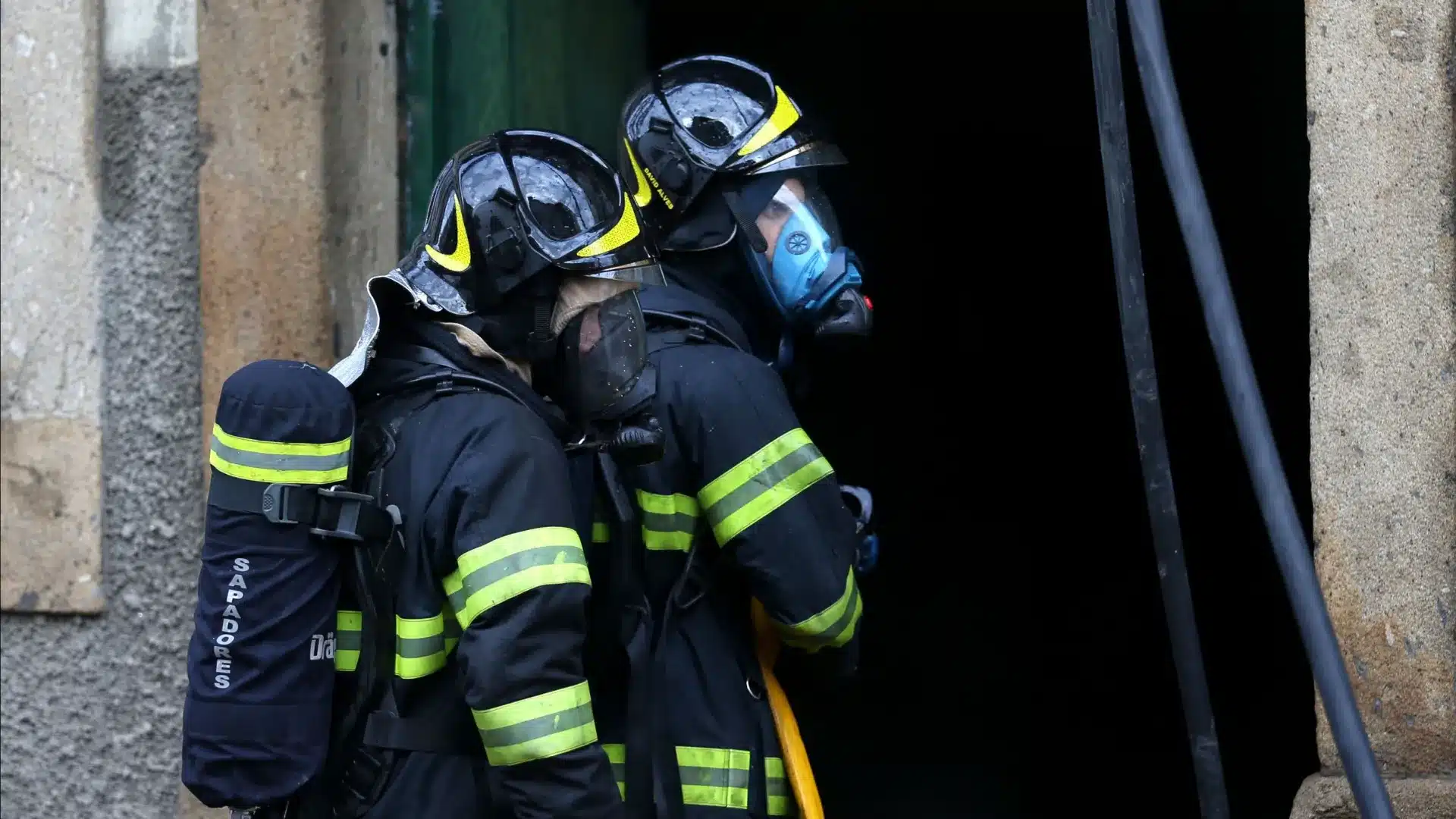 Effondrement d'un bâtiment évacue une personne âgée et coupe une rue à Braga