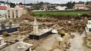 Effondrement d'un mur détruit des tombes dans un cimetière de Sobral do Monte Agraço