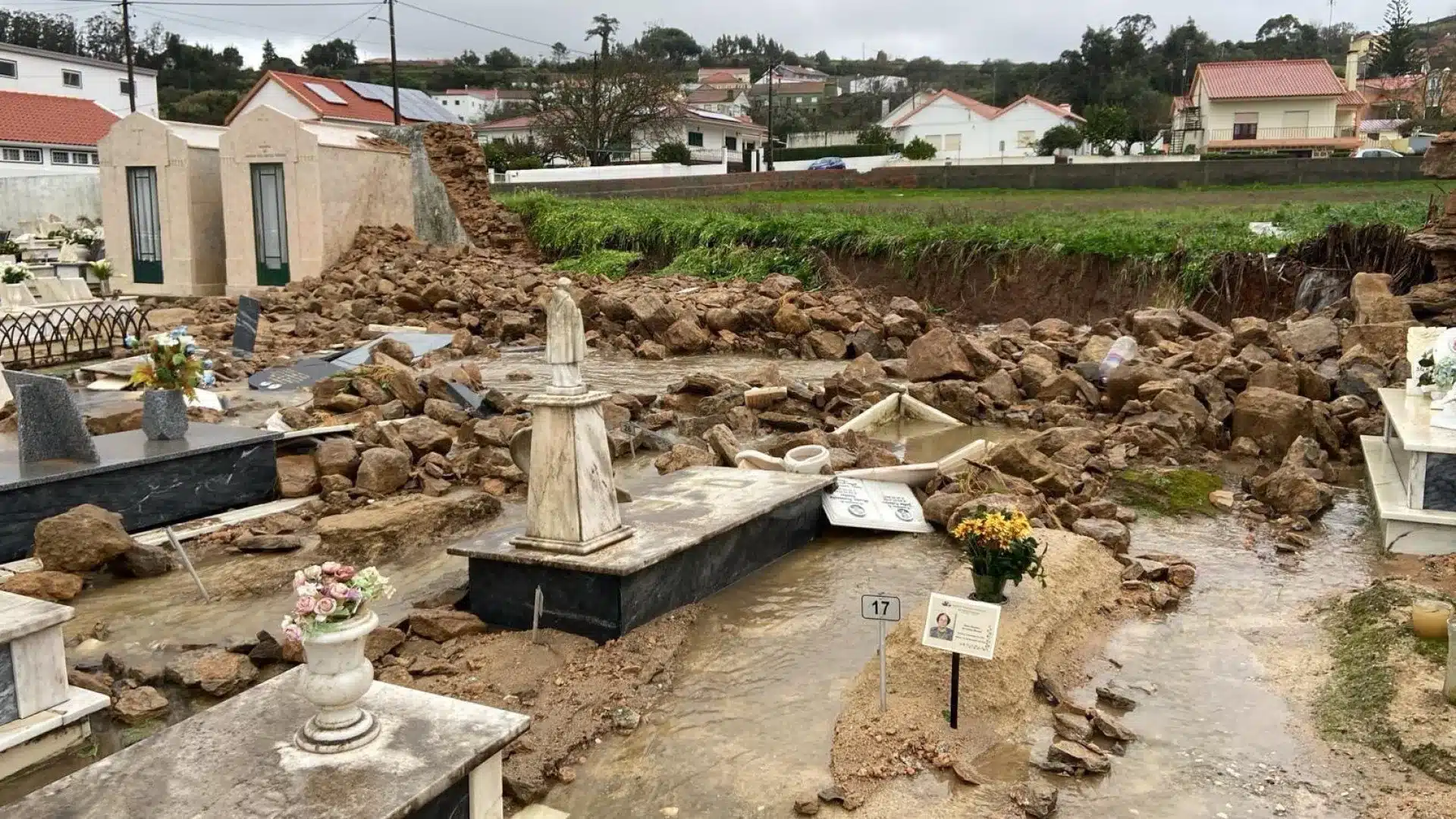 Effondrement d'un mur détruit des tombes dans un cimetière de Sobral do Monte Agraço