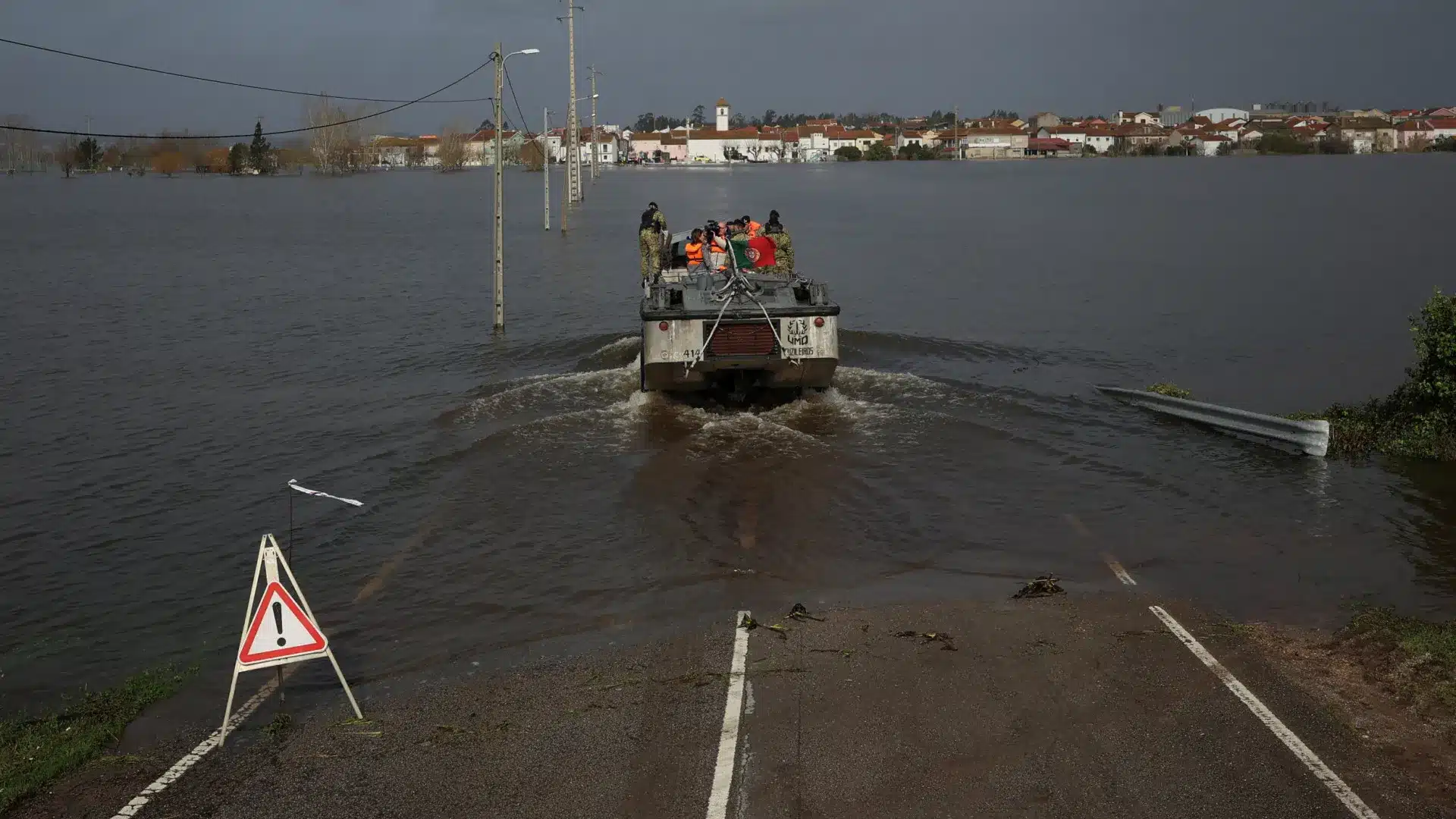 EN DIRECT : Coimbra pourrait devoir évacuer 9 000 personnes ; Trains suspendus