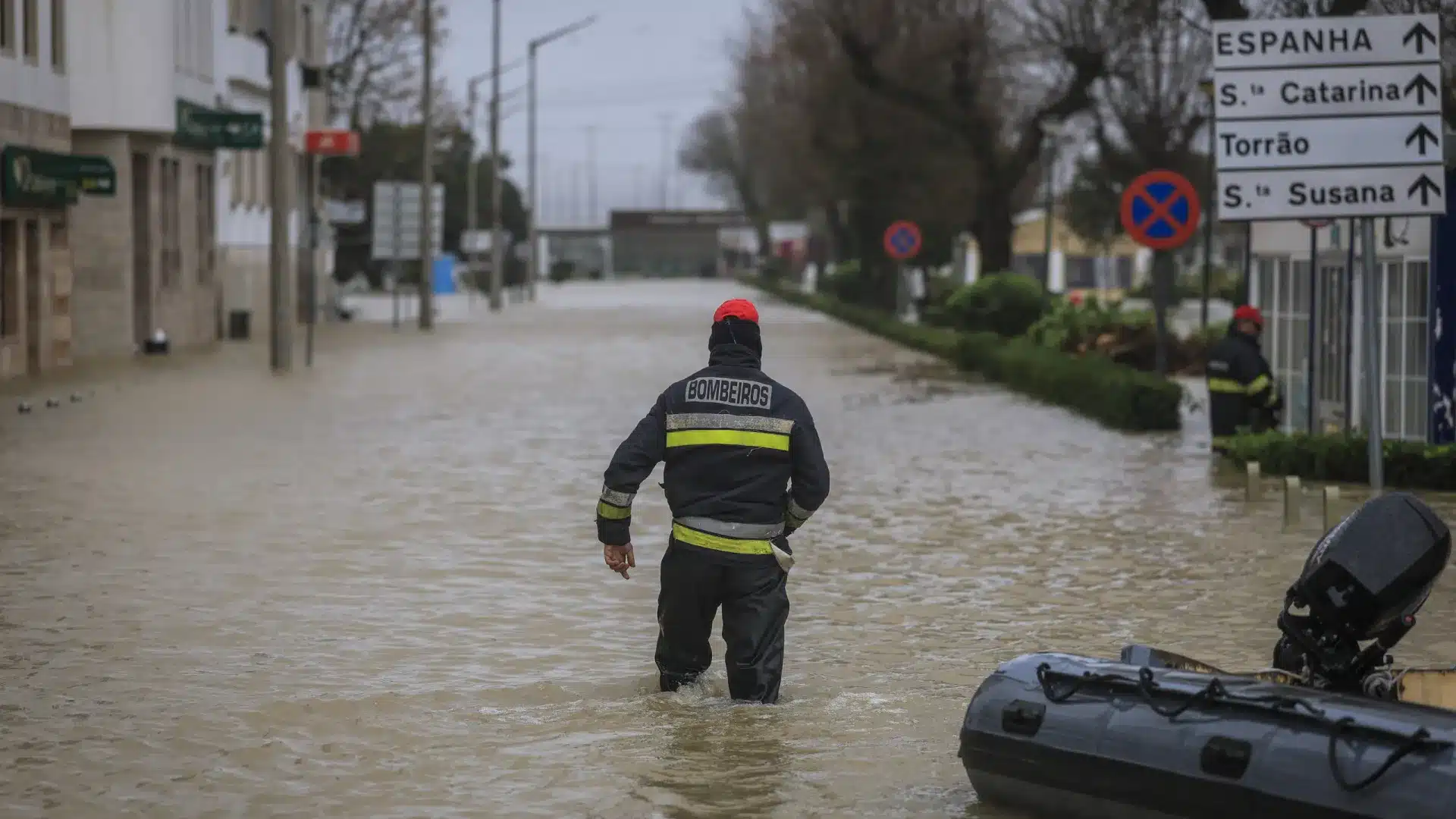 En sortant de la maison Il y a des trains et des bateaux arrêtés à cause du mauvais temps (voici la liste)