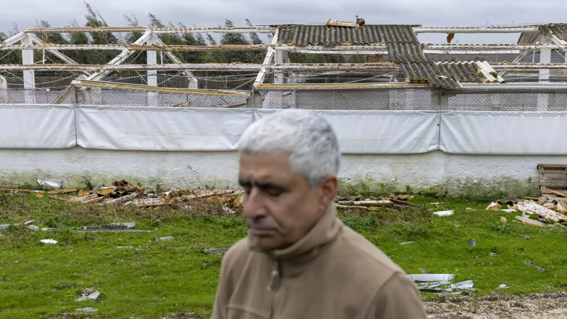 Encore sans soutien, les entreprises de Leiria reprennent la production en improvisant.