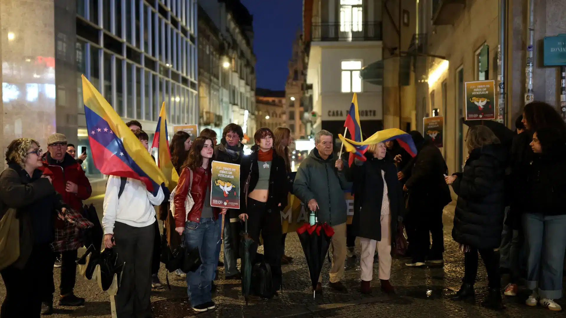 Environ 40 personnes ont marqué à Porto un mois depuis la capture de Maduro.