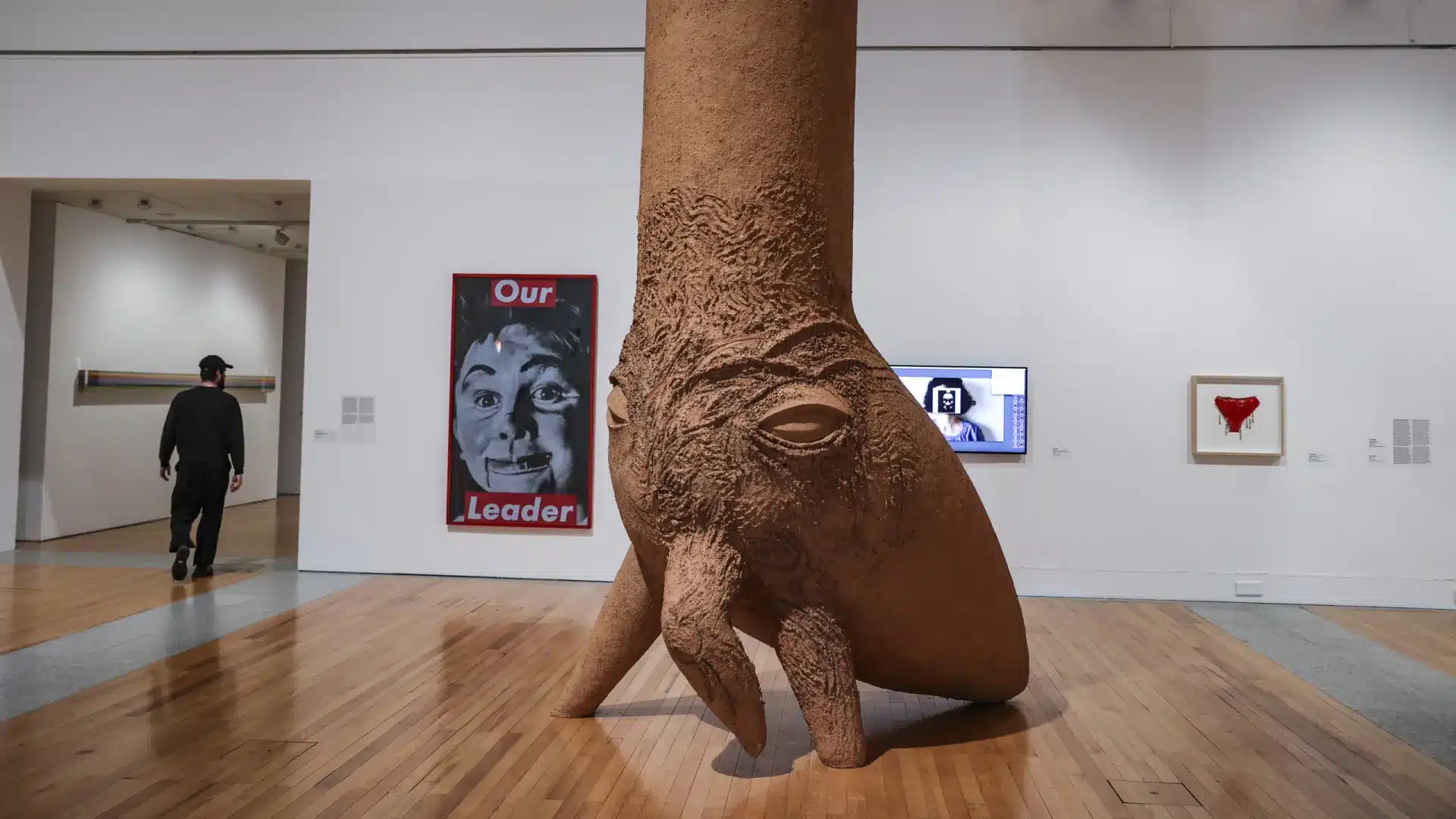 Exposition "Puis-je vous aider ?" fait écho aux questions de 80 artistes au MAC/CCB.