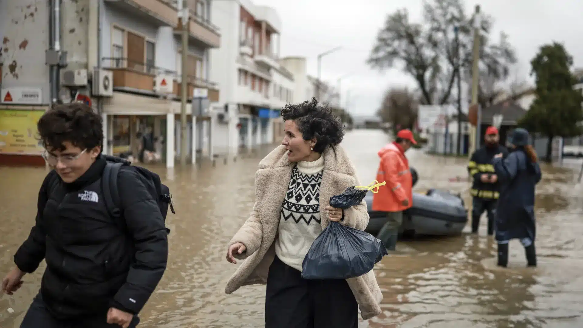 Forces armées avec plus de 2 100 militaires pour soutenir la population.