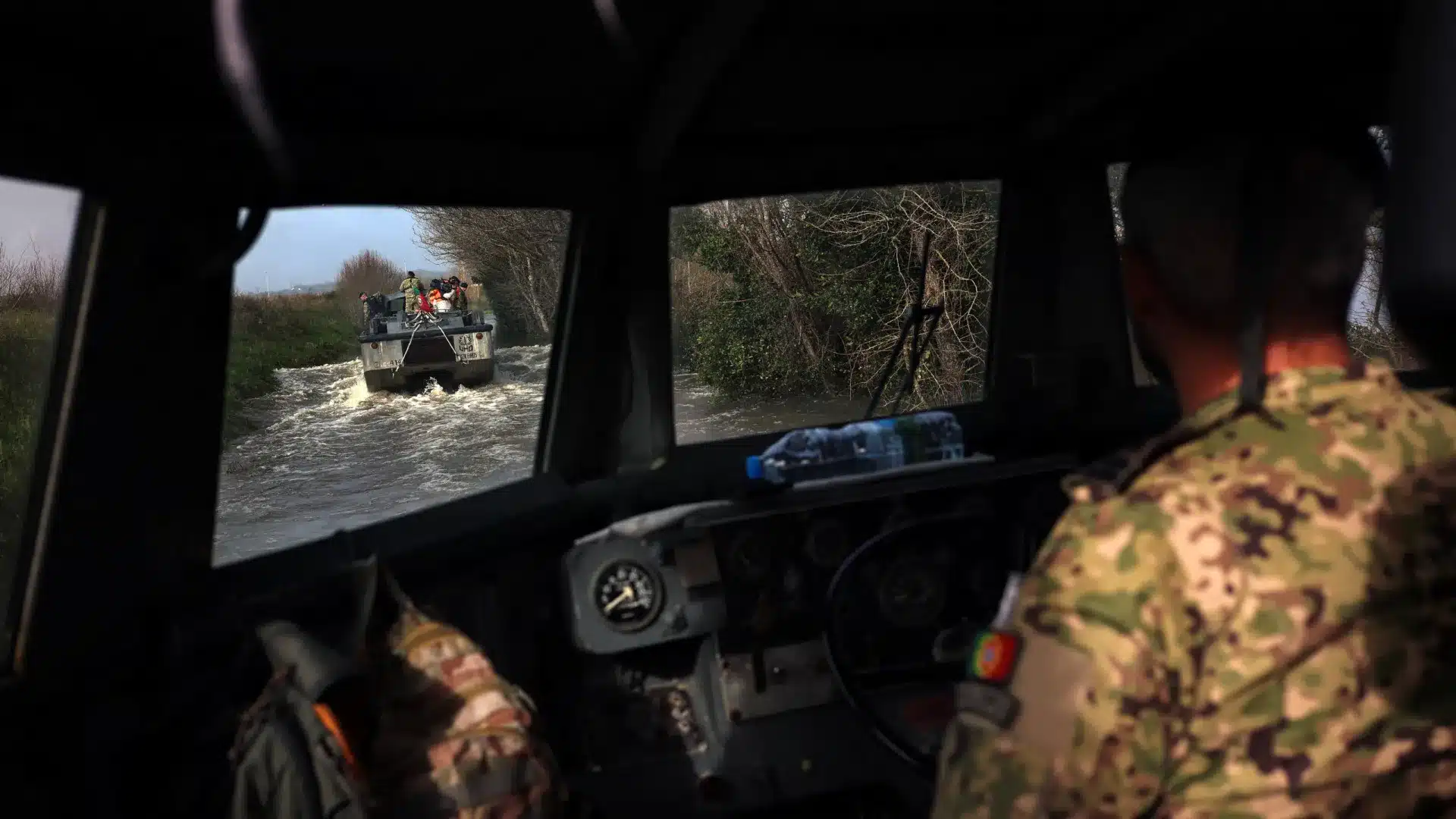 Forces armées en actions pour contenir les flux et enlever les débris.