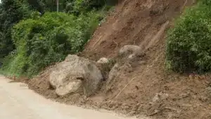 Glissement de terrain à Cabeceiras de Basto effondre une maison et ferme l'écopiste.