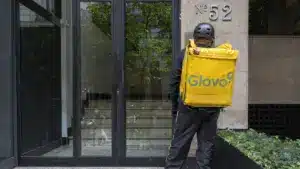 Glovo défend la légalité des paiements après une accusation d'exploitation en Italie.