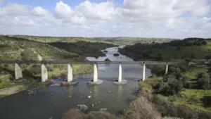 Guadiana stable à Badajoz après un pic de débit vers 06h00.