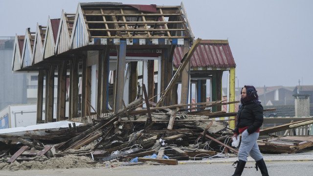 Dix districts en alerte orange en début de semaine en raison de l'agitation maritime
