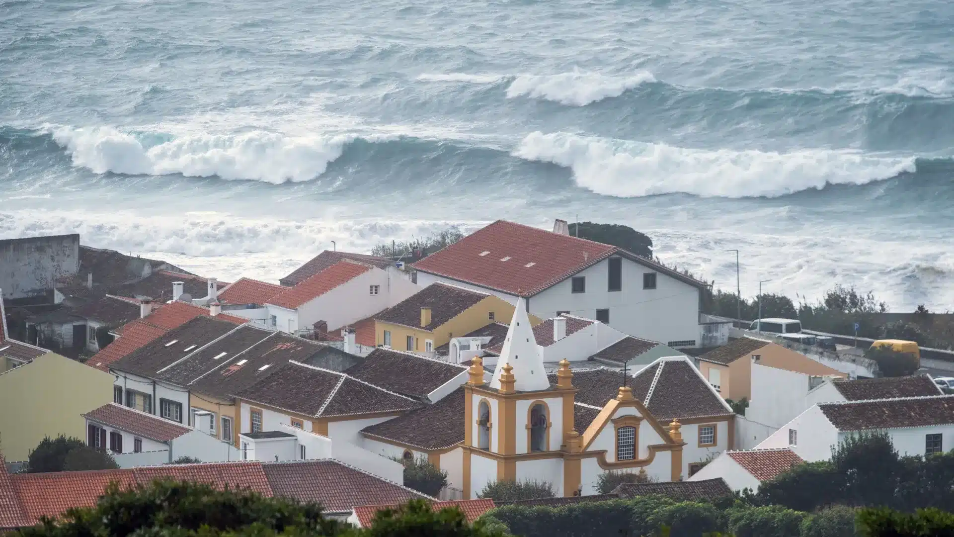 Houle, vent et pluie aux Açores en raison d'une surface frontale froide