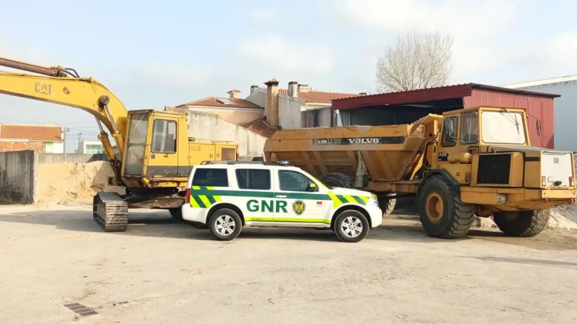 Il n'a pas arrêté l'extraction de sable, il a été arrêté. Il a retiré l'équivalent de 4 millions.