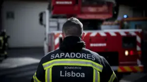Incendie à Lisbonne consume une habitation et des parties du toit d'un immeuble vacant.