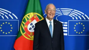 Ironie du destin. Dieu écrit droit par des lignes droites et courbes.