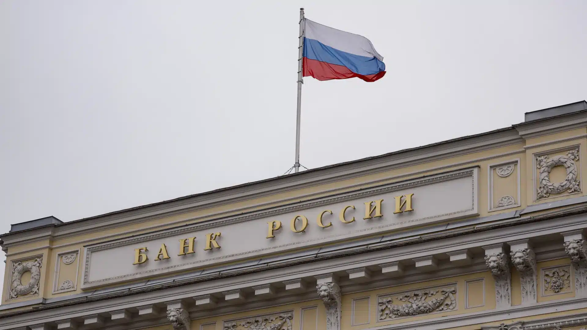 La Banque centrale de Russie baisse le taux directeur à 15,5 %.