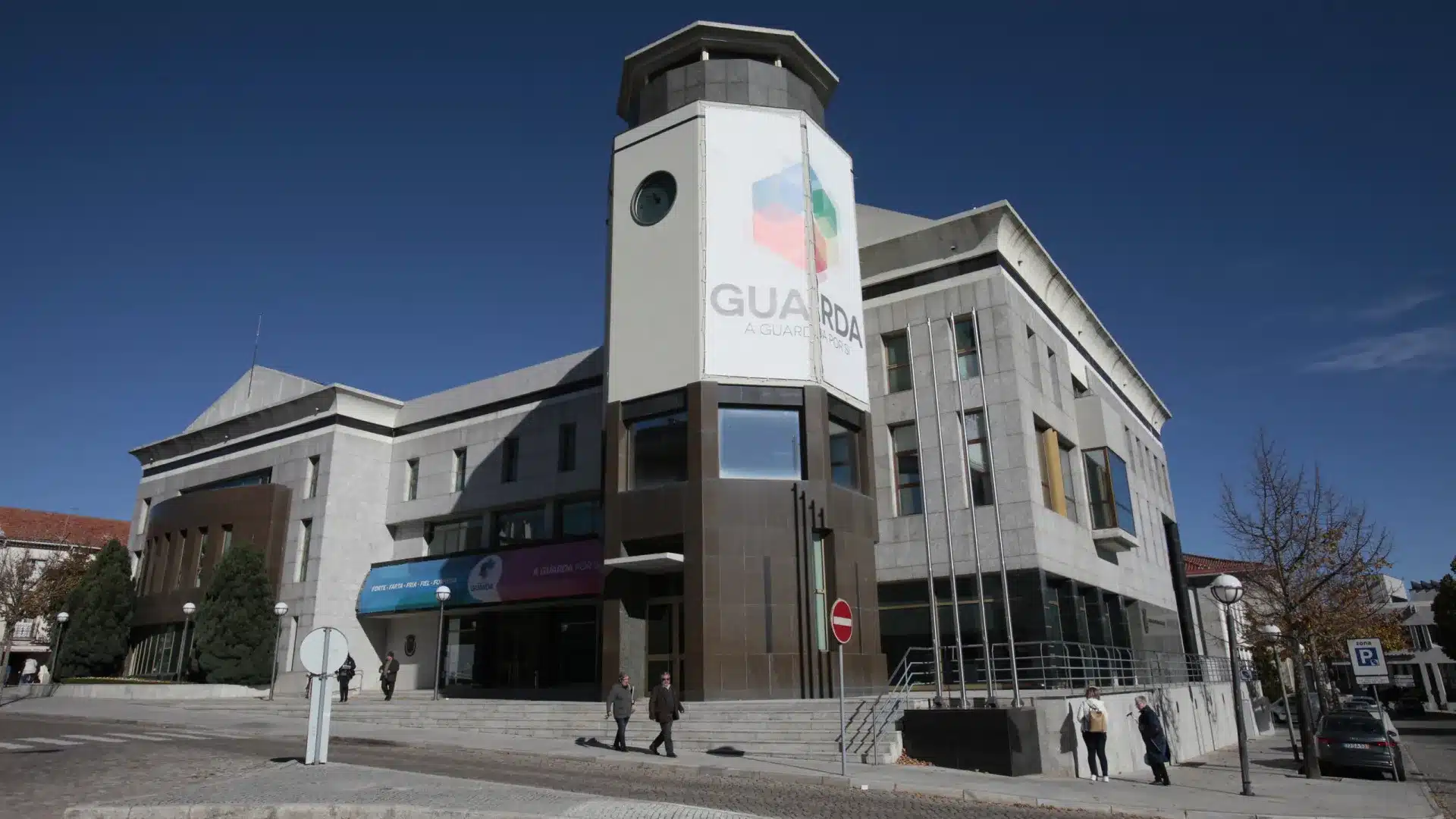 La Câmara da Guarda confirme les perquisitions et sa "disponibilité totale" pour collaborer.