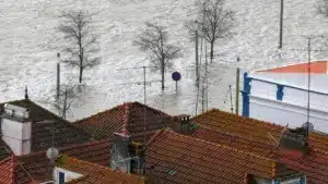 La Câmara de Albergaria stabilise le talus en danger d'éboulement à Frossos.