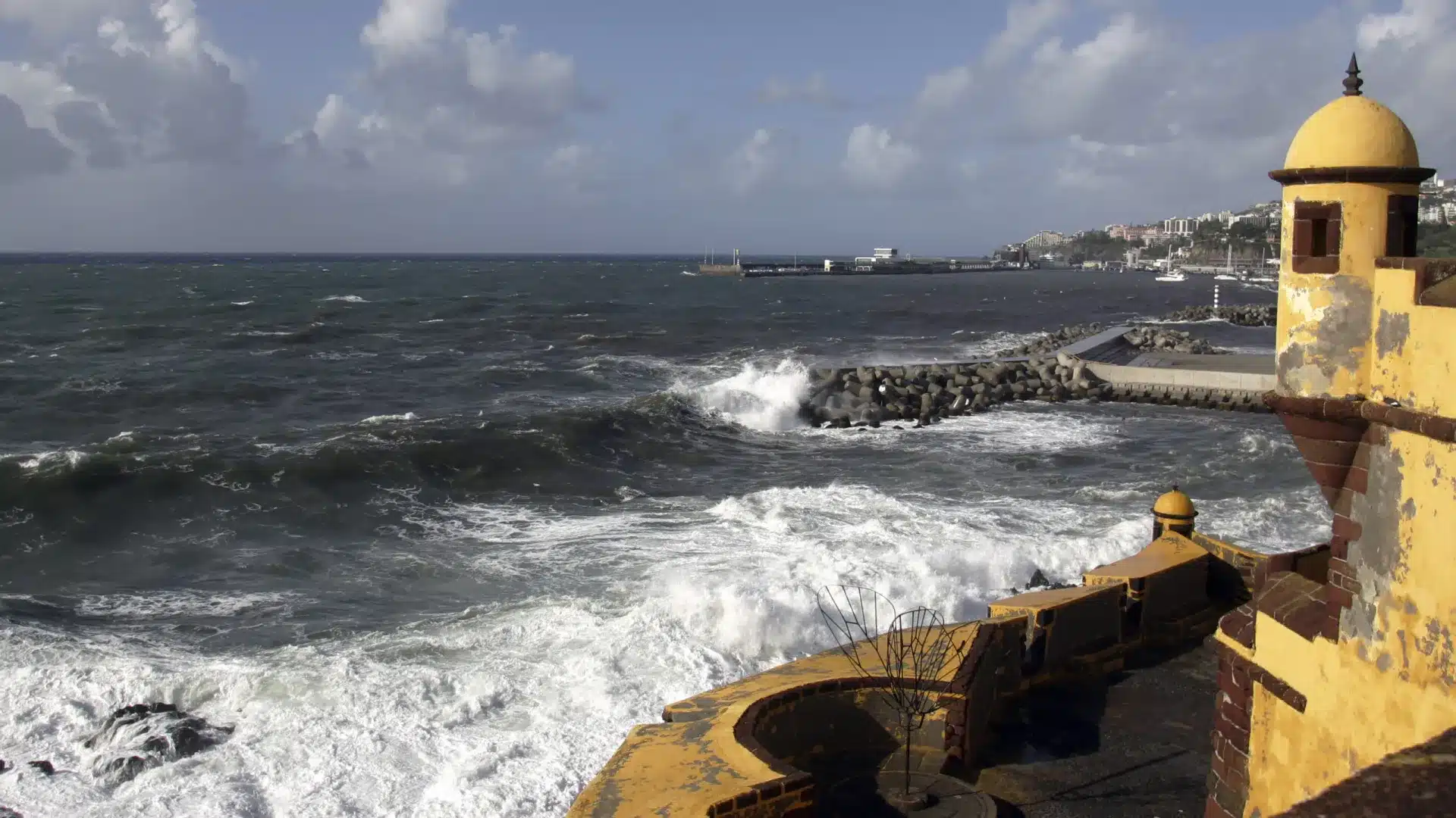 La capitainerie de Funchal a annulé l'avis de mauvais temps pour Madère.