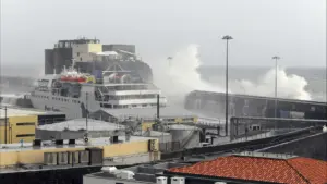 La Capitainerie de Funchal prolonge à nouveau l'avis de forte agitation maritime.