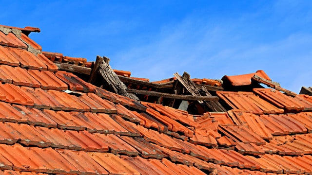 "La chute de hauteur peut être fatale" : l'ACT donne des conseils pour réparer les toits