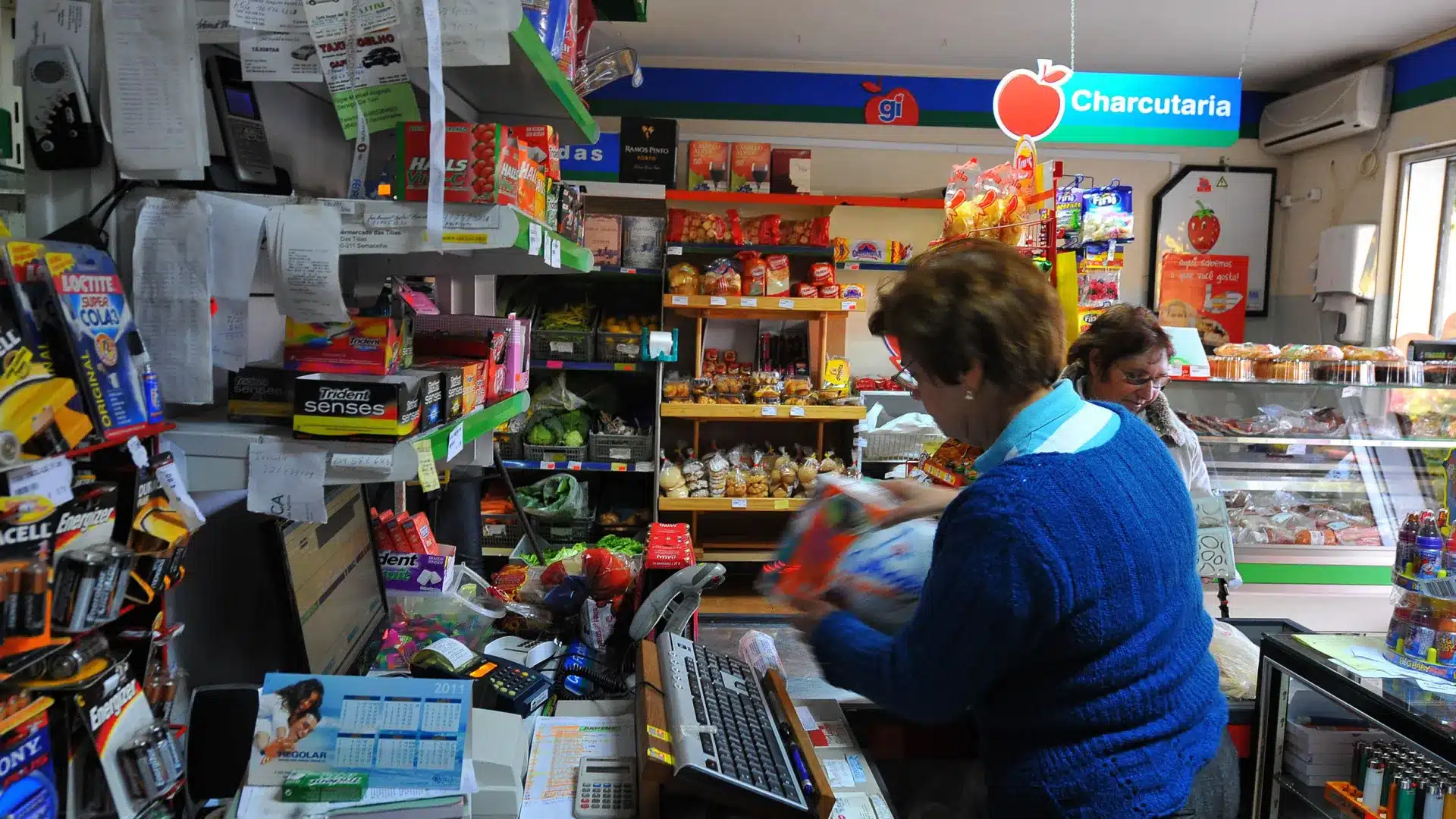 La confiance des consommateurs diminue en février et le climat économique augmente.