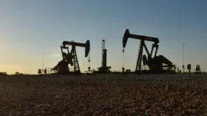 La cotation du Brent pour livraison en avril augmente de 4,35 % et dépasse les 70 dollars.