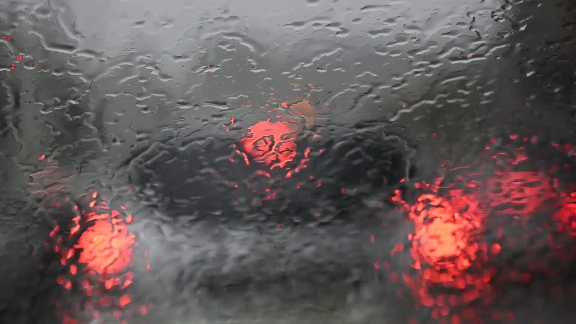 La dépression Oriana n'affecte pas directement le continent, mais apporte pluie et vent.