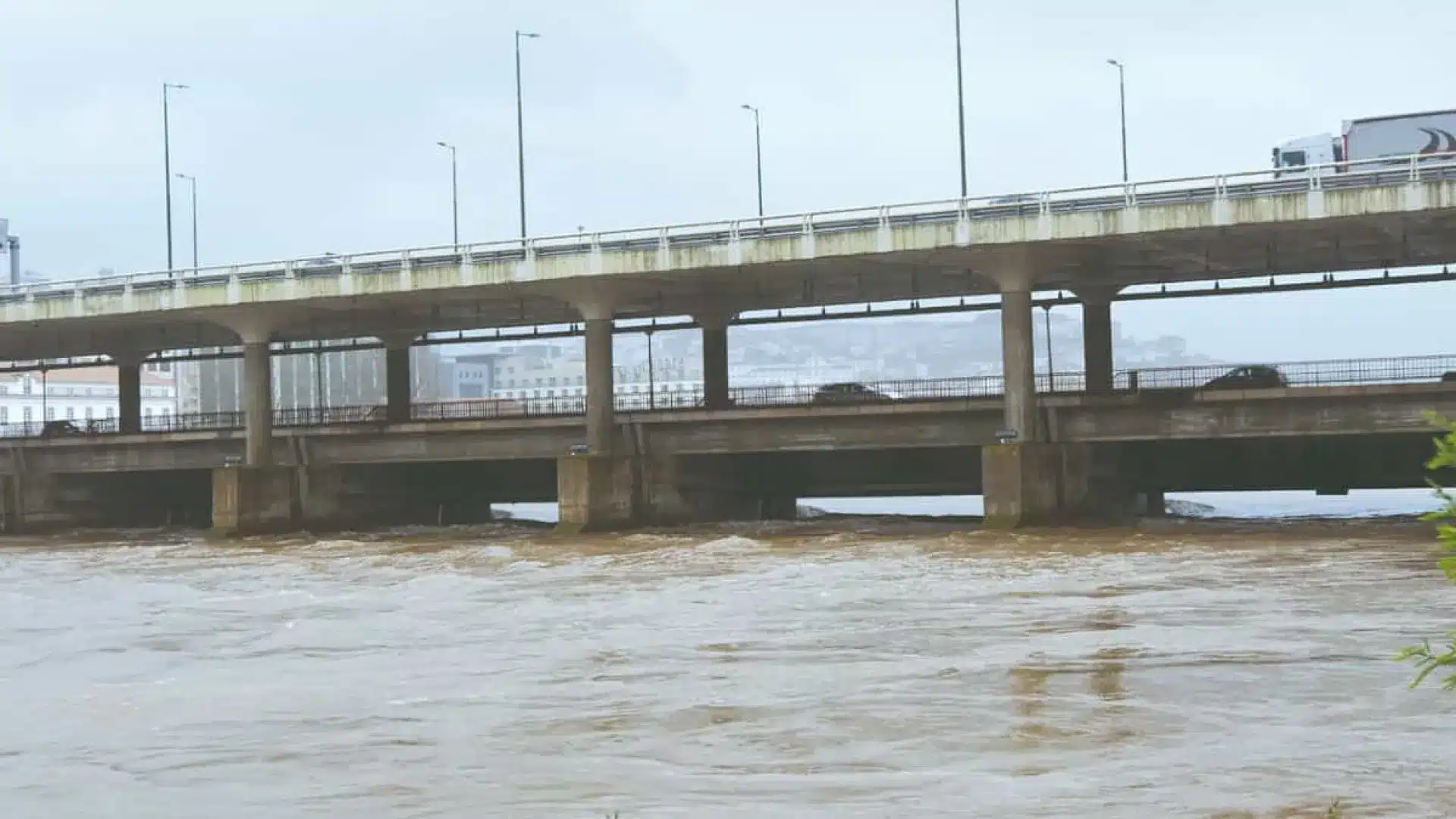 La digue qui a rompu sur le Mondego est (provisoirement) réparée. Et le reste ?