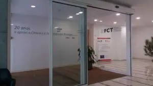 La FCT a renforcé l'investissement et annonce 1 600 bourses pour doctorat.