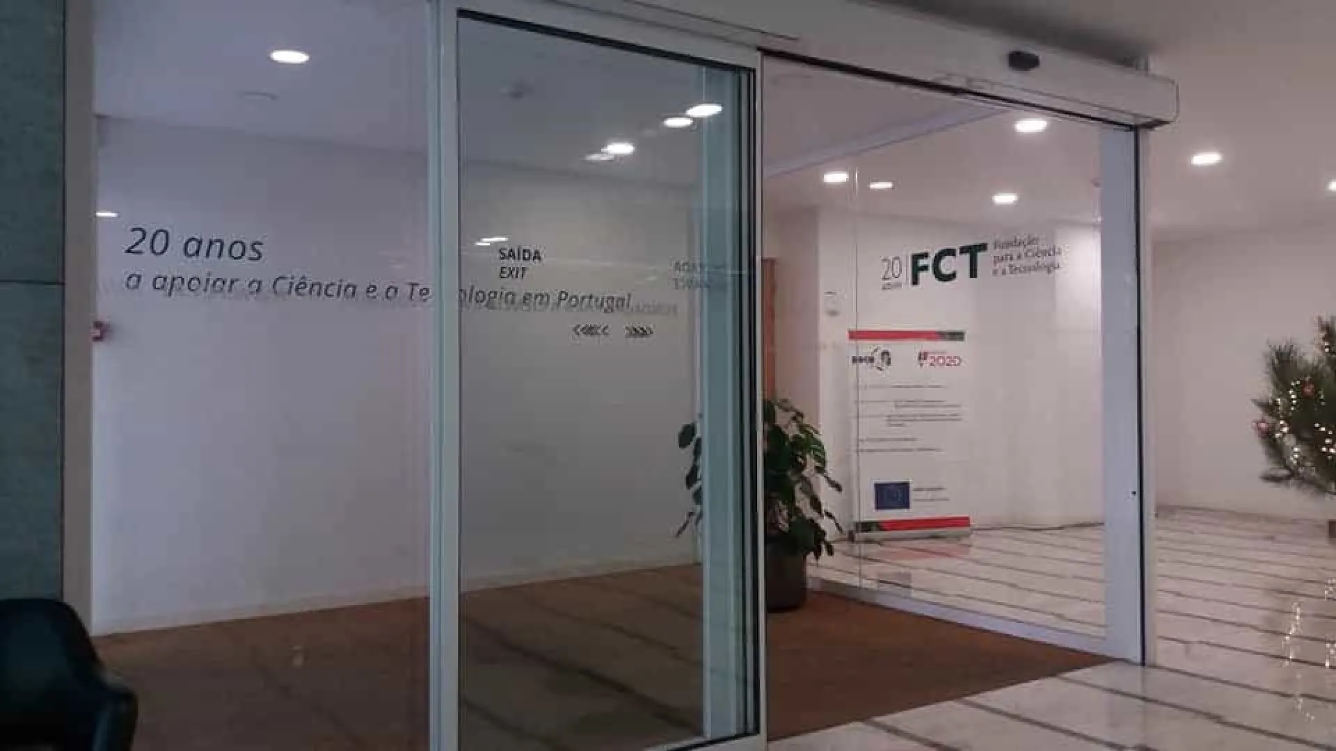 La FCT a renforcé l'investissement et annonce 1 600 bourses pour doctorat.