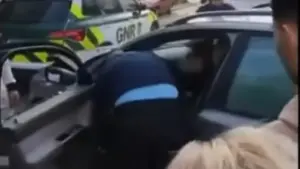 La femme qui a renversé un piéton et heurté un GNR à Trafaria est infirmière.