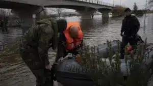 La Force aérienne a renforcé les moyens pour l'évacuation. La Marine reste en alerte.