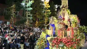 La Marginal de Funchal est devenue un sambodrome. Des milliers de personnes dans le défilé de Carnaval.