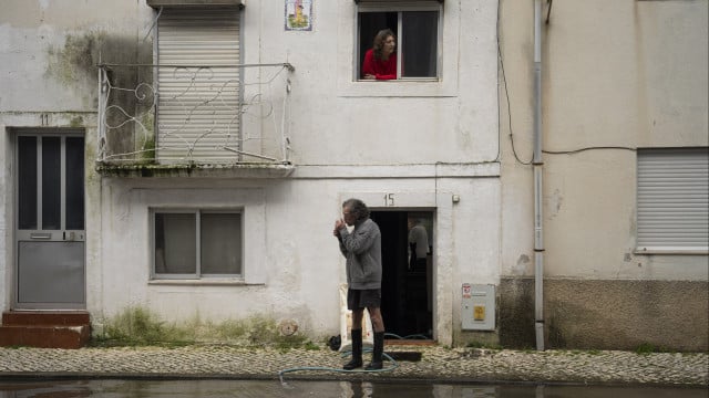 La Marine et l'Autorité Maritime Nationale ont transporté des électeurs à Alcácer.