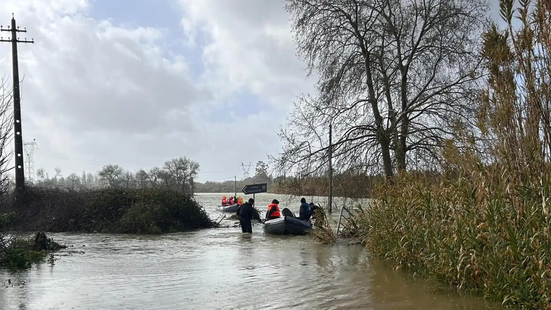 La Marine et l'Autorité maritime ont aidé plus de 3 000 personnes.