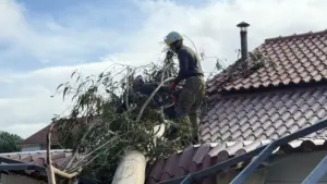 La marine sauve une femme isolée par l'eau. Et a 35 bateaux en attente.