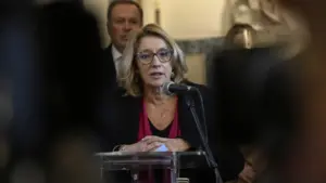 La ministre convoque l'UGT et les confédérations patronales pour une réunion lundi.