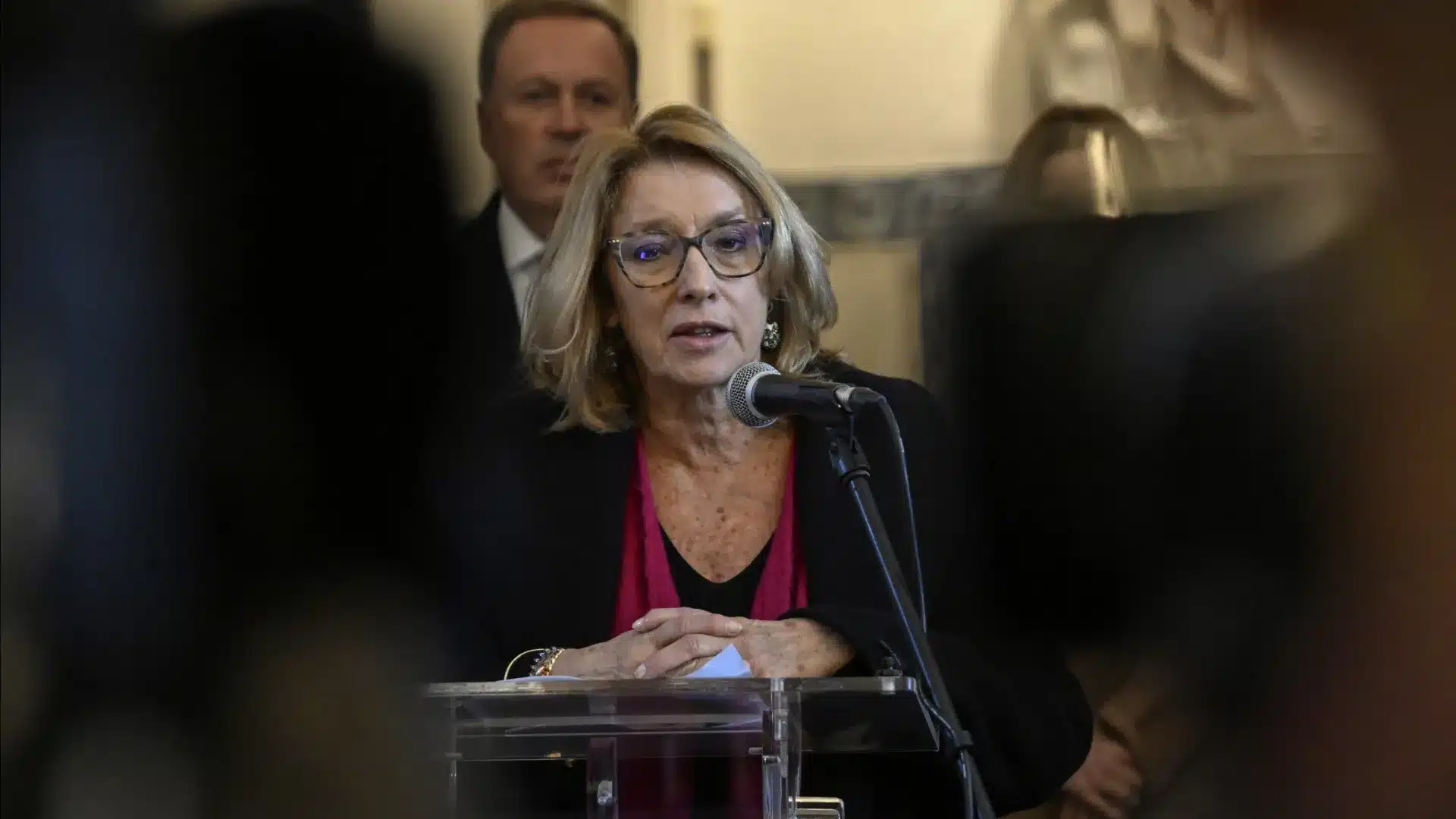 La ministre convoque l'UGT et les confédérations patronales pour une réunion lundi.