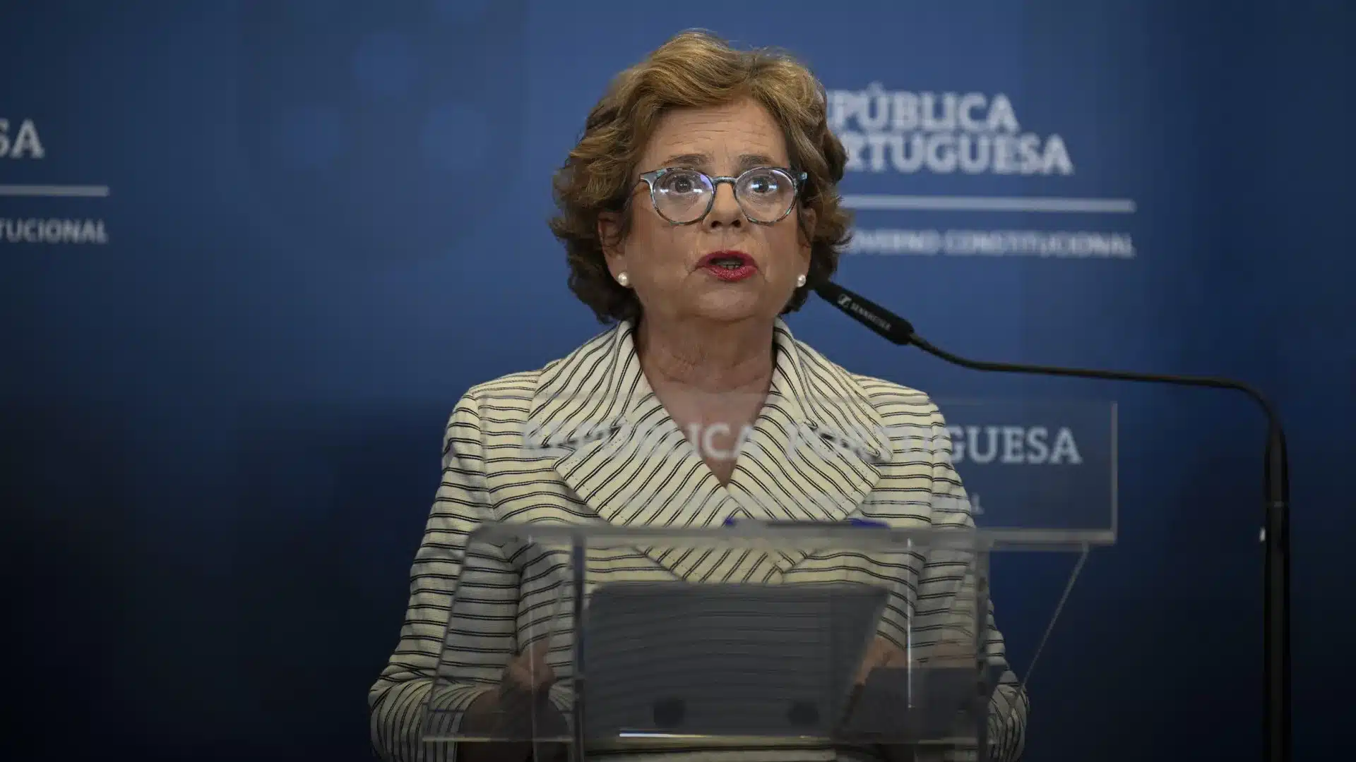 La ministre de l'Intérieur démissionne.