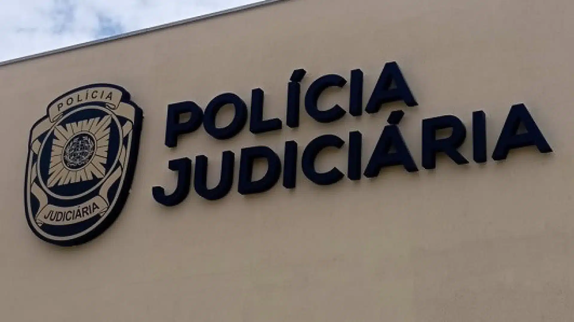 La PJ extrade vers la France un citoyen qui a tiré six fois sur une personne à Lyon.