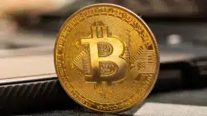 La plateforme américaine de bitcoin suspend les dépôts et les retraits.