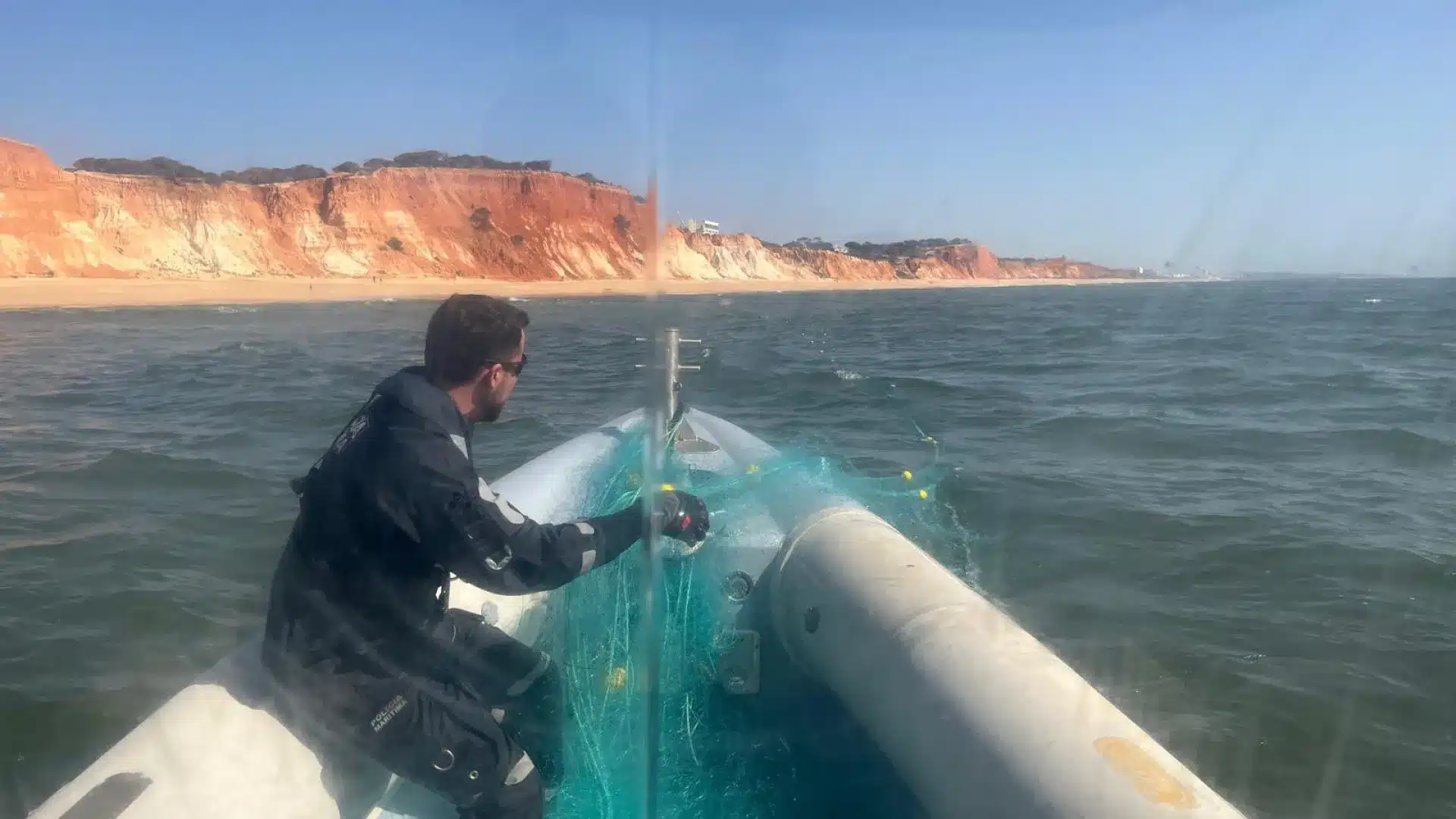 La Police Maritime saisit un filet maillant sur la plage de Falésia.