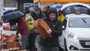 La population de Marinha Grande passe des heures à attendre des tuiles et des bâches.