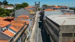 La Rua do Bonfim à Porto rouverte vendredi après la chute de la façade.