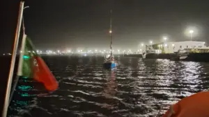 La station de sauvetage aide le membre d'équipage d'un voilier à la dérive à São Jacinto.