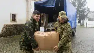 L'Armée de l'air a collecté environ 130 tonnes de biens donnés pour soutenir les zones affectées.