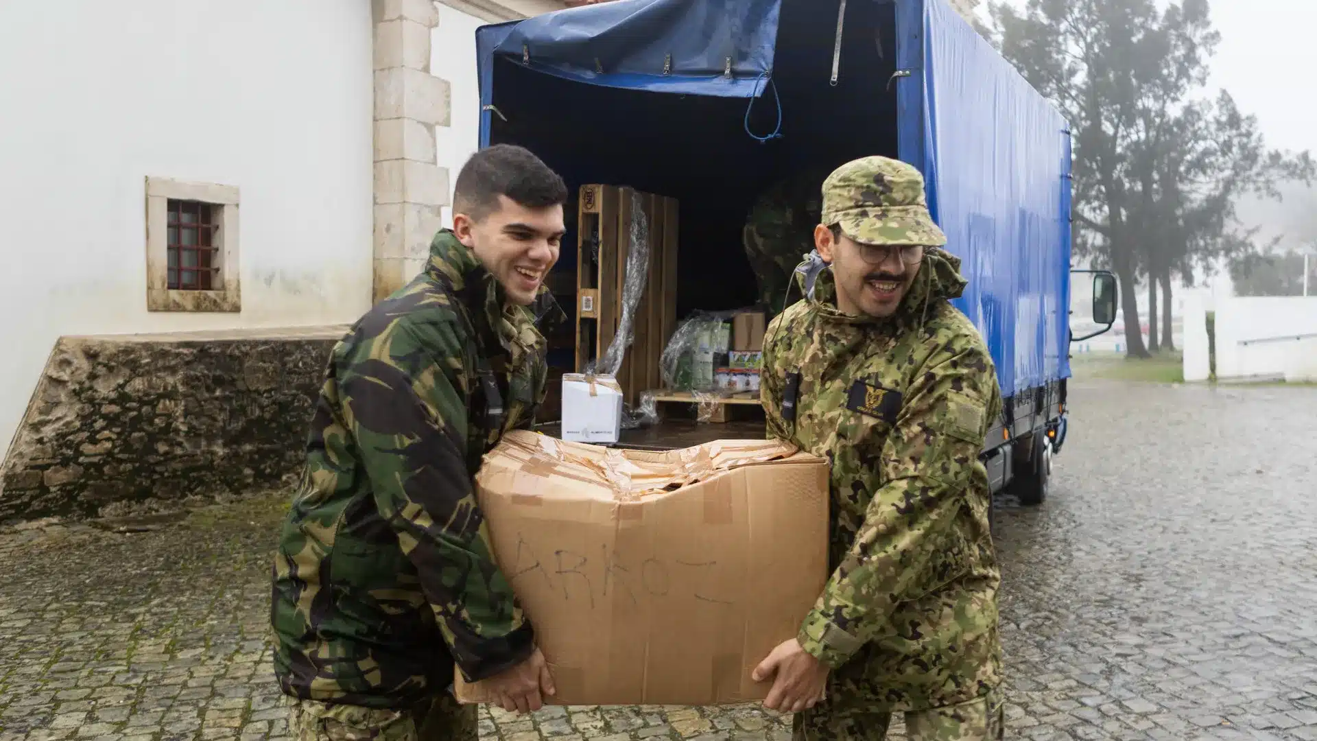 L'Armée de l'air a collecté environ 130 tonnes de biens donnés pour soutenir les zones affectées.