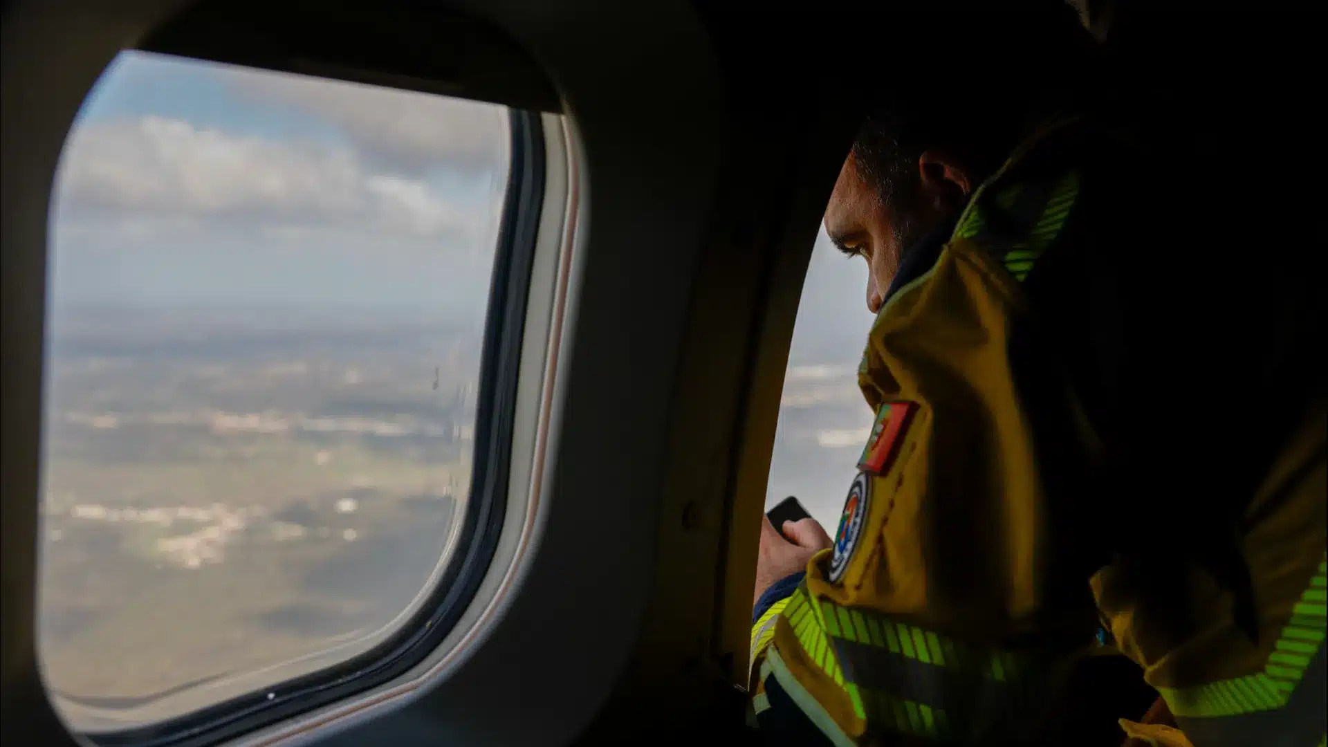 L'armée de l'air recueille des images pour évaluer les dégâts. Voir